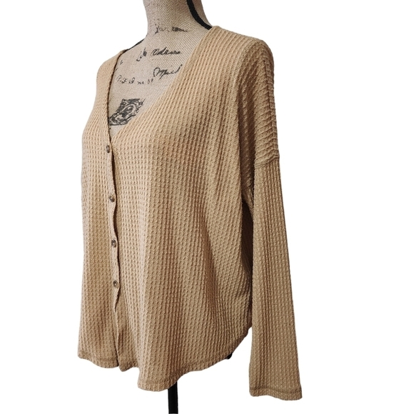 3/$25 American Eagle Button-down Waffle Knit Cardigan - Medium - Picture 4 of 7